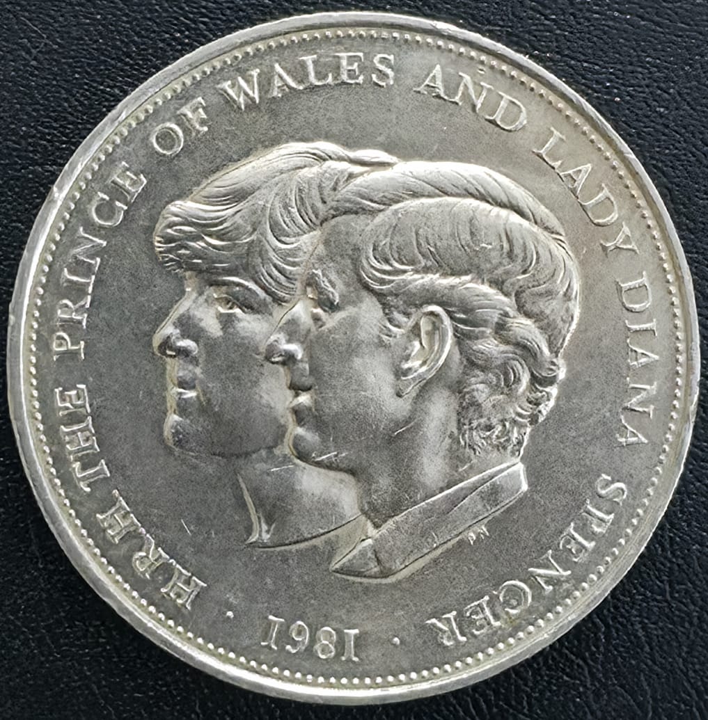 1981 Royal Wedding Crown β HRH The Prince of Wales & Lady Diana Spencer π Best price offer invited - Image 2